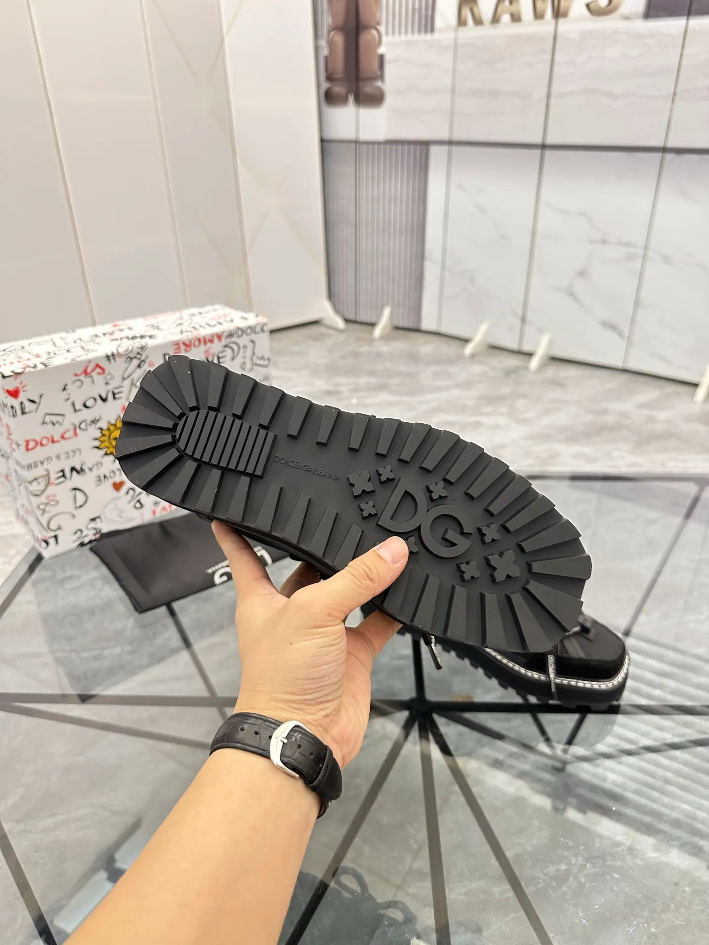 Men's shoes: 💰P660¥ Top high-end quality Product trademark: DG "Dolce & Gabbana*" low-top casual shoes Regular size: 39-45 (can be customized to 46.) Product material: Upper imported first-layer cowhide spliced ​​with breathable fly weave, breathable lining, original outsole. No.: 6225